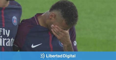 Alarma Neymar Vacila Al Rival Recibe Una Triple Entrada Se Le Dobla