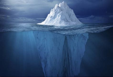 An iceberg with crevasses in the weddell sea, antarctica. La belleza del iceberg en ocho imágenes