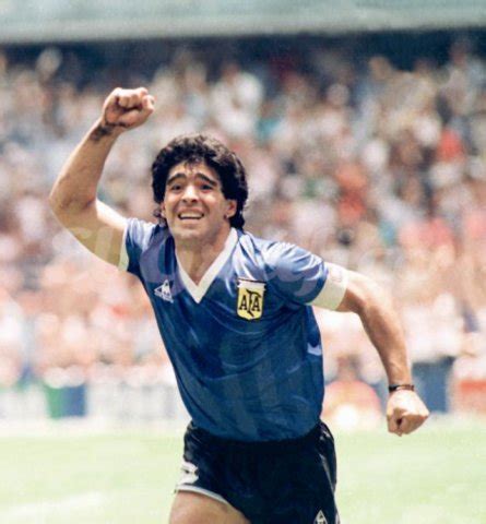Espectadores, periodistas, fotógrafos, cámaras, jugadores propios y. Galería: 1986. El gol inmortal contado por Maradona | El ...