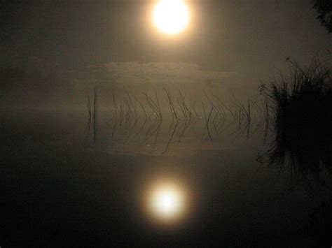 21 Creatively Captured Moon Reflections In Water Light Stalking