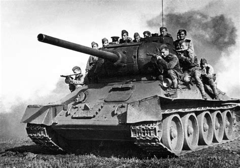 Soviet Tank T 34 85 1944 Soviet Tank Tanks Military War Tank