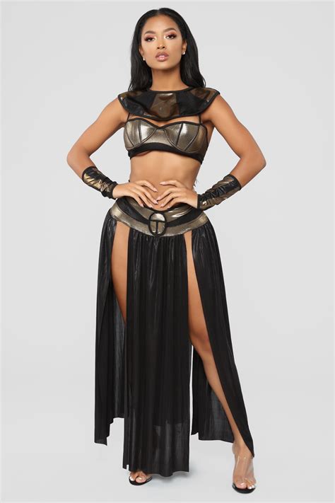 Late songstress selena quintanilla also received a tribute with the la flor costume. Pin on hahahalloween