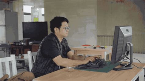 The site owner hides the web page description. 台湾包工头写书替工人发声：劳动者值得被尊重_湃客_澎湃新闻-The Paper