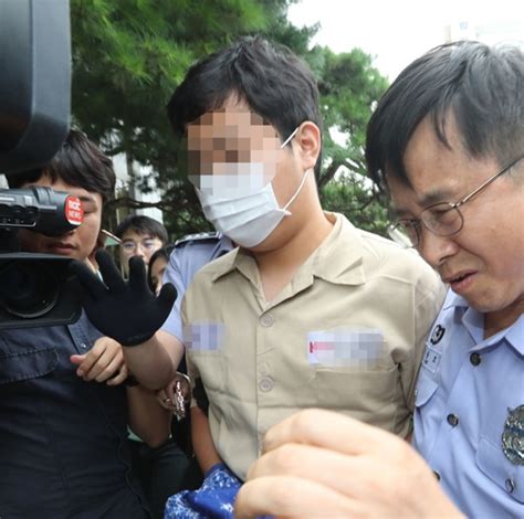이희진 동생 이희문 부모 죽음 슬퍼할 겨를도 없을듯 언제 목 날아갈지 모르니. 비즈한국