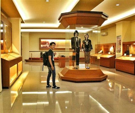 Museum jawa tengah ronggowarsito, termasuk museum propinsi terbesar di indonesia dalam hal jumlah koleksi dan keluasan bangunan terletak pada jalan abdulrahman saleh nomor 1 semarang, jawa tengah, indonesia, persis di sebelah bundaran kalibanteng. Jam Buka Museum Ronggowarsito Semarang - Museum ...