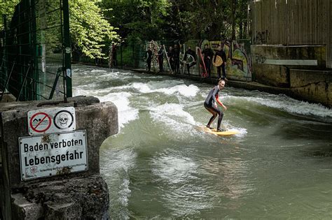 Surfer Am Eisbach Im Englischen Garten Bild Kaufen 71389011