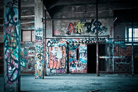 무료 이미지 도로 건물 벽 색깔 버려진 낙서 그림 거리 미술 파괴 행위 하부 구조 낡은 중심지 도시
