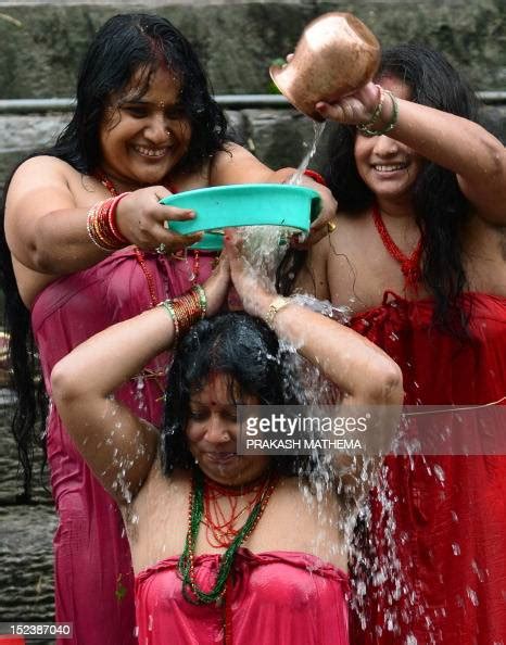 Nepalese Hindu Women Take A Ritual Bath In The Bagmati River During Foto Di Attualità Getty