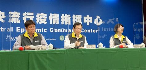 柯p拿最多他 他只有第一順位人員可以優先施打 但是台中和高雄比還是差很多 人口差不多 病例台中比較多 但是疫苗呵呵 tm這原始的分配方式是誰想到的？ 指揮中心：COVAX疫苗數量難一次到位 但台灣會先拿到一點 - 新聞 - Rti 中央廣播電臺
