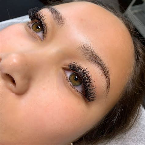 The Perfect Balance Between Natural And Dramatic Hybrids 😍 Lashes By