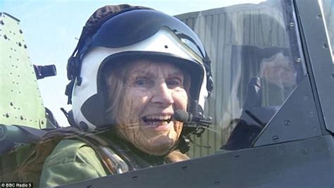 Female Spitfire Pilot Joy Lofthouse Died 94 Daily Mail Online