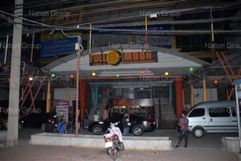 อ้อมใหญ่ อ.สามพราน จ.นครปฐม ฝั่งขาเข้าอำเภอสามพราน ใกล้กับปั๊มน้ำมัน โดยเพลิงได้ลุกไหม้อย่างรวดเร็ว และลุกลามไปยังอาคาร. ประวัติศาสตร์ซ้ำรอย!! ไฟไหม้ "ฟูลมูนผับ" ตาย 4 เจ็บ 3...