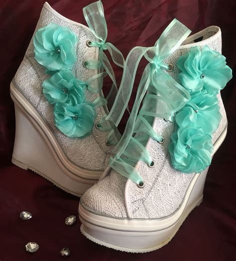 Diseños para pedicure en esmalte azul y plata. Tenis para XV años plata con decoración en verde Aqua ...