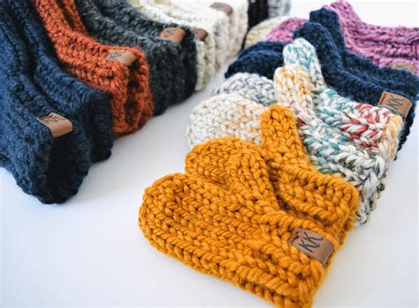 This list of crochet mitten patterns has something for everyone. Mitten Pattern // Knitting Pattern // Knit Mitten Pattern