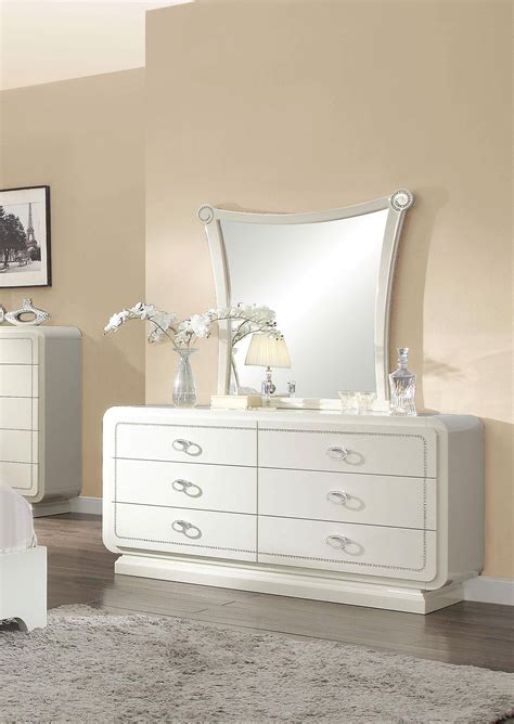 The way the wood grain shows in this collection is truly remarkable and beautiful. Glam Queen Bedroom Set 5Pcs w/Chest PU/Ivory High Gloss ...