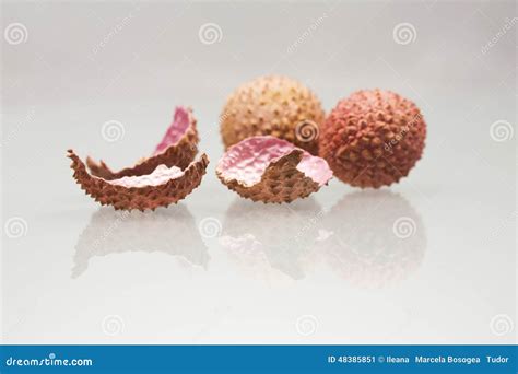 Fruits Et Peaux De Litchi Image Stock Image Du Fermer 48385851