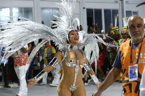 paolla oliveira segue como rainha de bateria da grande rio no carnaval 2024 carnaval gshow