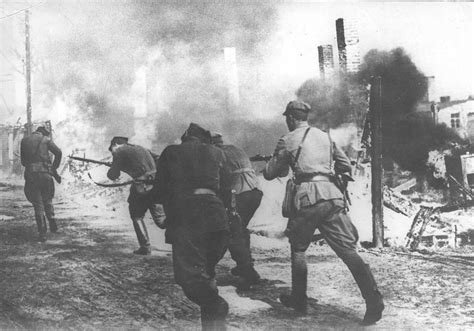 Enigmaland Ppsh 41 Soldiers Of The Polish Army In A Street Fight
