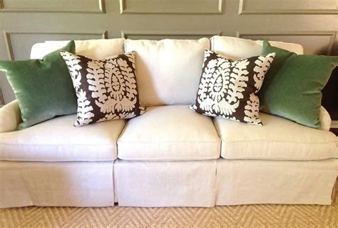 How To Pick Perfect Decorative Throw Pillows For Your Sofa Bed Or