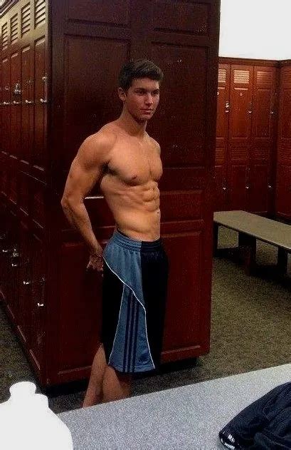 SHIRTLESS MALE BEEFCAKE Muscular Athletic Gym Jock Locker Room PHOTO