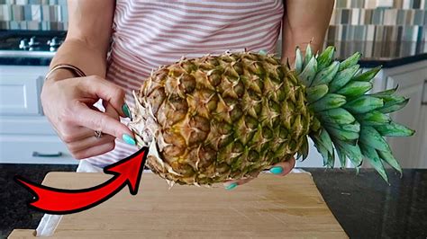 No Knife Pineapple Hack 🍍how To Pull Apart A Pineapple And Correctly Eat