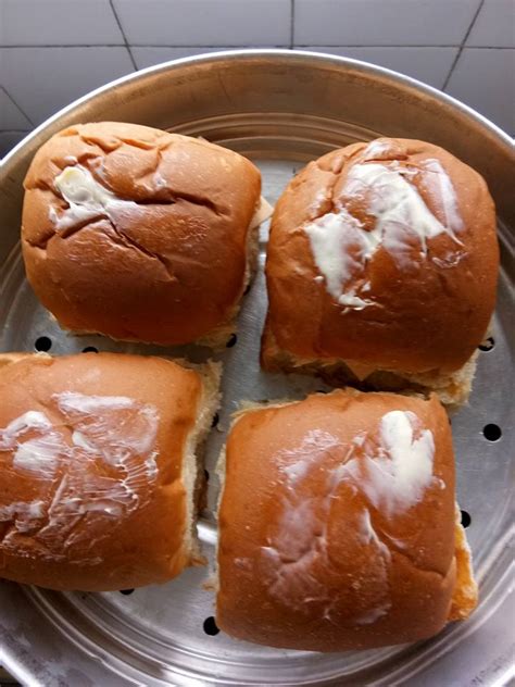 Tengok gambar kek cheese leleh , terus terliur untuk makan cheese cake yang simple ni kan. Roti Kukus Cheese Leleh, Buat Sarapan Atau Minum Petang ...