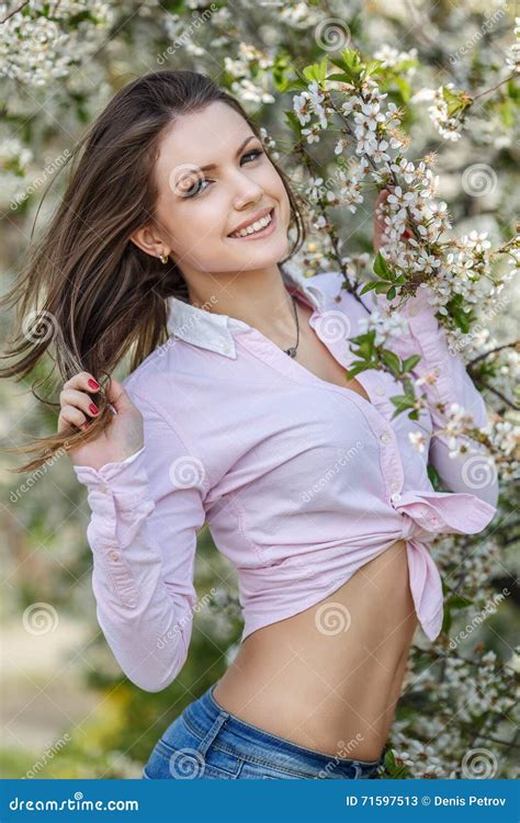 Mooi Meisje Openlucht In Witte Bloemen Stock Afbeelding Image Of