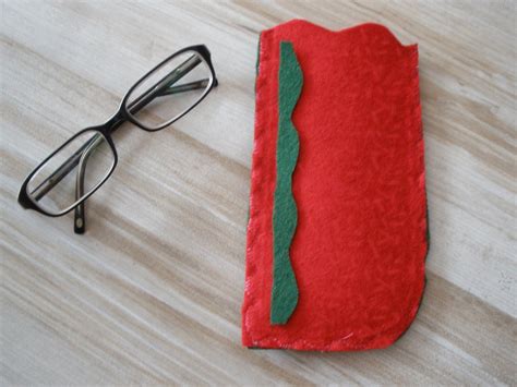 Imagen de padre e hijo con muy linda frase par dedicarla en el día del padre. manualidades-para-el-dia-del-padre-funda-de-gafas ...