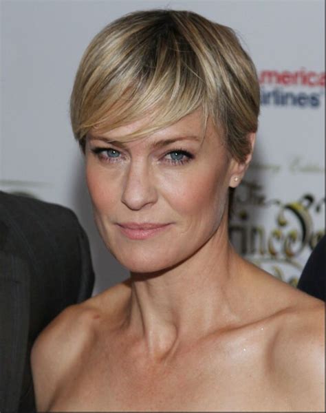 Sleek Haircut Inspired By Robin Wrights Character On House Of Cards Robin Wright Haircut