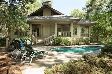 While a modest estimate of 37,000 people call this lovely lowland community home, the numbers can swell to over 225,000 in the summer months, thanks to the influx. 8 Cottage Court, Hilton Head Island, SC 29928 at Palmetto ...