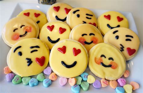 How To Make Emoji Sugar Cookies Miam Emoji Cake