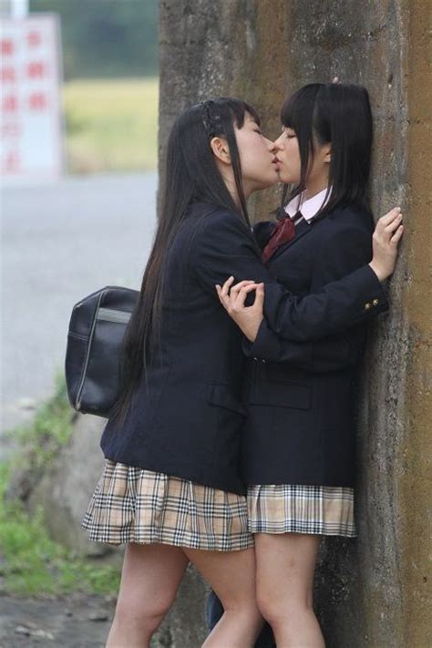 【画像】女の子同士のキスってエロすぎやろw サラリーマンの暇つぶしちゃんねる