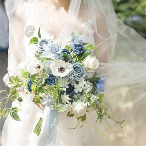 DIY Hand-Tied Bridal Bouquet Tutorial | Hand tied bridal bouquet, Bridal bouquet flowers 