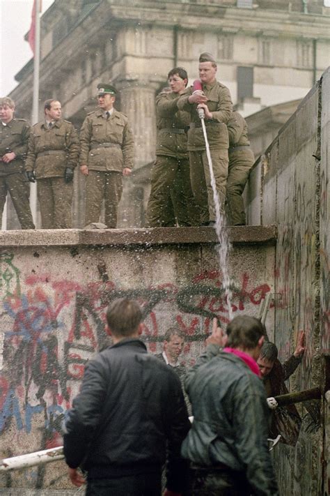 42 Inspiring Pictures From The Fall Of The Berlin Wall Berliner Mauer