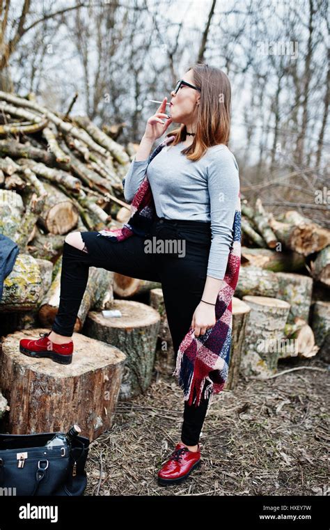 Betrunken Mädchen Rauchen Zigarette Im Freien Hintergrund Holz Stümpfe Konzept Der Nikotin Und