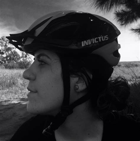 Vitoria bueno è una giovane star brasiliana di 16 anni nata senza braccia: Strava Cyclist Profile | Vitória Bueno