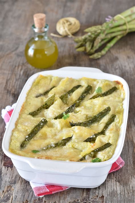In una casseruola lasciar appassire lo scalogno con l'olio, aggiungere gli asparagi tagliati a dadini tenendo da parte le punte e i 3/4 delle mazzancolle. Lasagne con asparagi e formaggio | Lasagne con asparagi