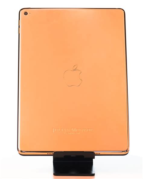 I love colors and chose the rose gold. 18ct Rose Gold iPad Mini 4 (By Julian Monroe London) for sale on Luxify