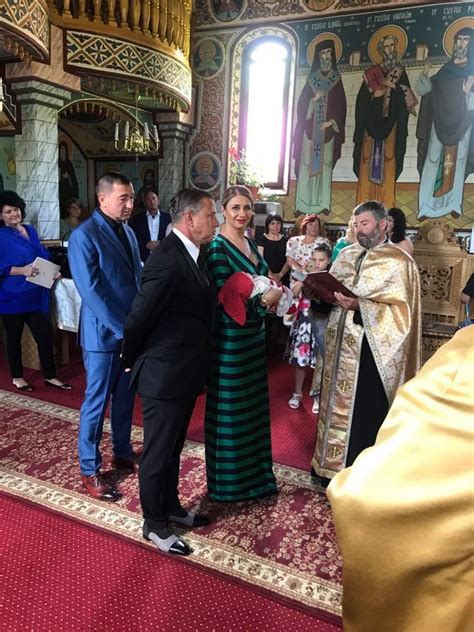 Iată că laurențiu reghecampf a confirmat separarea de către impresara celebră din lumea fotbalului, iar acum vă oferim și primele declarații ale anamariei prodan despre divorțul de tatăl copiior săi. FOTO! Laurențiu și Anamaria Reghecampf au botezat fiica ...