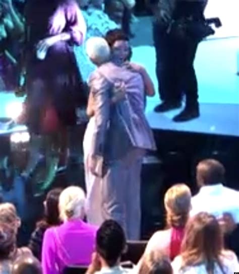 rihanna chris brown kiss and hug on mtv vmas stage photo video huffpost