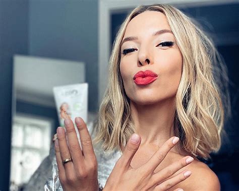 3,4 тыс · 6 мес. Ewa Chodakowska w seksownej sukience w kwiaty polskiej ...