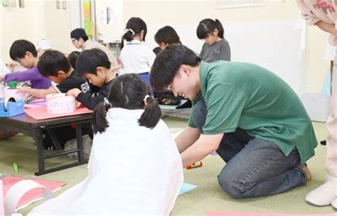 川合ゼミの学生が小学生を対象に工作教室を開催。児童たちに寄り添いながら、アイデアを形に！ 流通科学大学