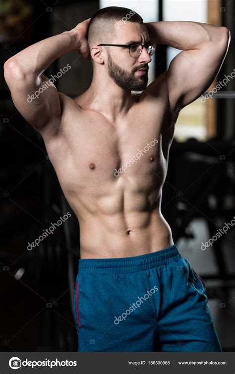Musclé Homme Flexion Des Muscles Dans La Salle De Gym Image Libre De
