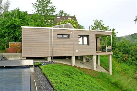 Aufgrund eines steilen gefälles am grundstück musste viel getüftelt werden. Smarthouse auf Stelzen. cool | Outdoor structures, Cool ...