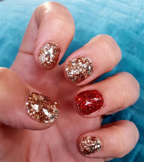 It is already this time of the year when all the nail blogers are posting their christmas nail designs. Christmas dipping powder nails | Powder nails, Dip powder ...