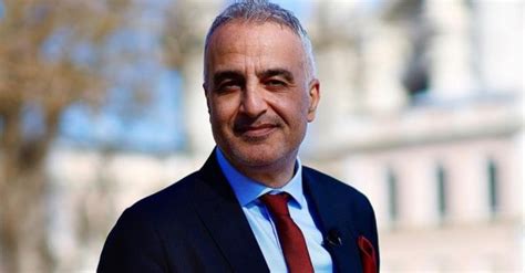 İlk öğrenimini almanya'da tamamladıktan sonra, adana'da orta ve lise öğrenimini yaptı. Bekir Develi nereli, kimdir, eşi kim, biyografisi ...