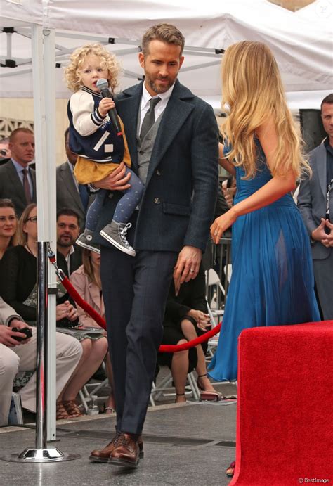 Well, it didn't take long for one member of ryan reynolds and blake lively's family to want to be famous. Ryan Reynolds avec sa femme Blake Lively et sa fille James ...