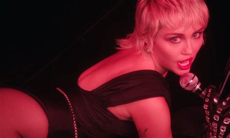 Sección Visual De Miley Cyrus Midnight Sky Vídeo Musical Filmaffinity