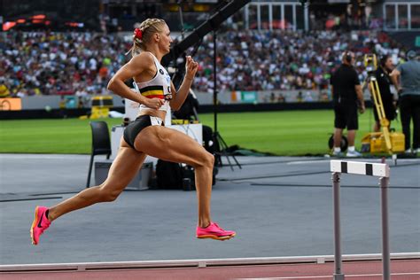 Wk Boedapest Hanne Claes Kan Geen Vuist Maken In Halve Finale 400m Horden Atletieknieuws