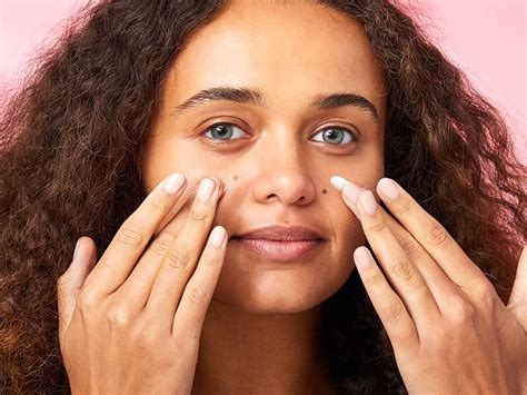 Eyeshadow primer might sound technical, but trust us it's easy to apply in real life. What Is Makeup Primer And How to Apply It | Makeup.com | Makeup.com